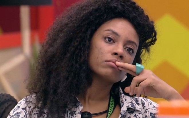 Imagem de Lumena Aleluia, pensativa, de cabelo solto no BBB21
