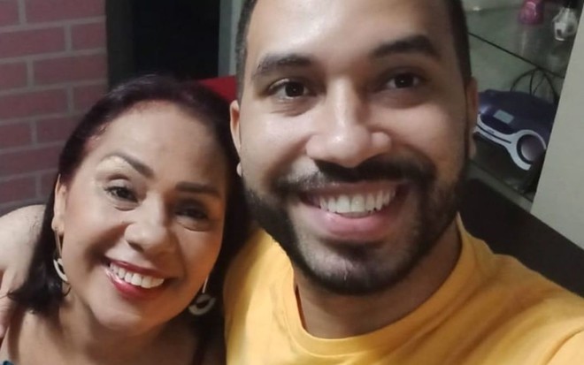 Imagem de Gilberto Nogueira (à dir.) ao lado da mãe, Jacira Santanna