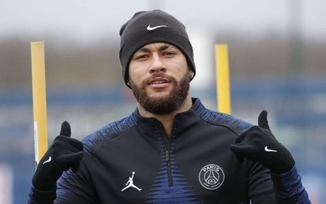 Neymar Jr. faz aceno para câmera em treino do PSG