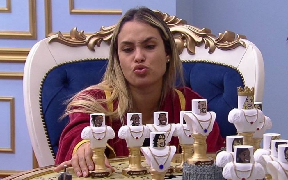 Sarah Andrade mexe com as peças do tabuleiro no quarto do líder do BBB21, da Globo