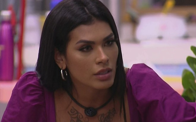 Imagem de Pocah de cabelo solto e vestido roxo no BBB21