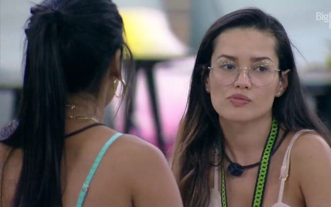 Imagem de Pocah (de costas) discutindo com Juliette Freire no BBB21