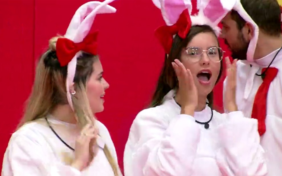 Imagem de Viih Tube e Thaís Braz caracterizadas como coelhos de Páscoa na Prova do Anjo do BBB21