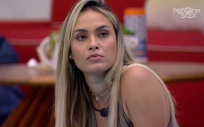 Imagem de Sarah Andrade, de cabelo solto, na área externa do BBB21