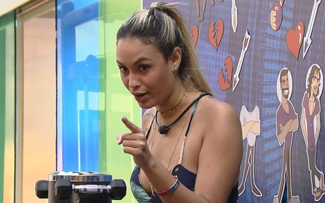 Imagem de Sarah Andrade com o dedo apontado no BBB21