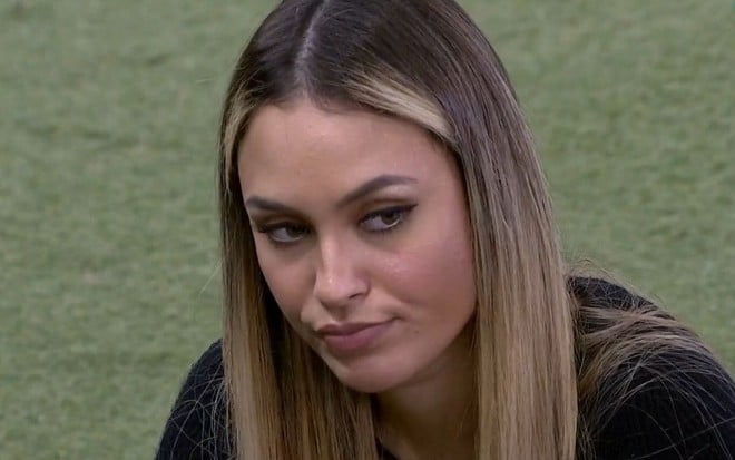 Imagem de Sarah Andrade na área externa do BBB21