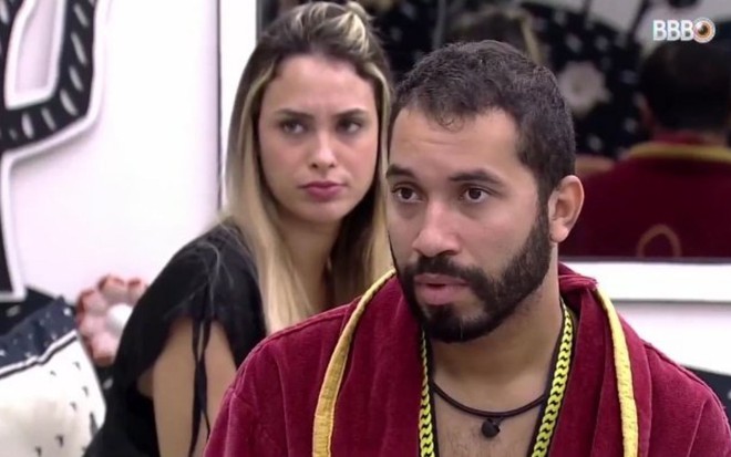 Imagem de Sarah Andrade (à esq.) e Gilberto Nogueira no quarto Cordel do BBB21