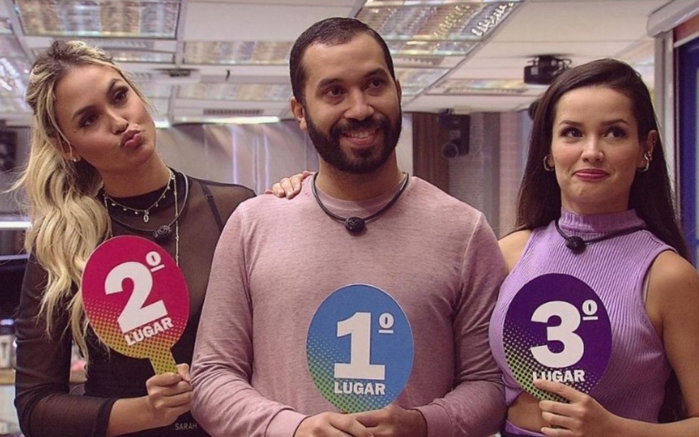 Sarah, Gilberto e Juliette seguram placas em formação de pódio no Jogo da Discórdia do BBB21, da Globo