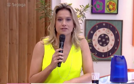 Fernanda Gentil segura microfone enquanto apresenta o Se Joga na Globo