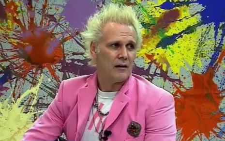 De paletó rosa, Supla é entrevistado no programa Sensacional, da RedeTV!