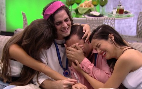 Imagem de Thaís Braz, Fiuk, Gilberto Nogueira e Juliette Freire, da esquerda para a direita, abraçados e chorando no BBB21