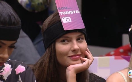 Imagem de Thaís Braz com uma plaquinha de "turista" na testa durante Jogo da Discórdia no BBB21