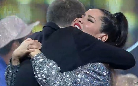 Tiago Leifert abraçou Juliette Freire depois de anunciar o resultado da final do BBB21, da Globo