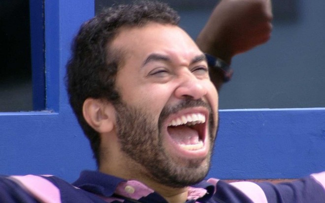 Imagem de Gilberto Nogueira feliz e aos gritos dentro do BBB21