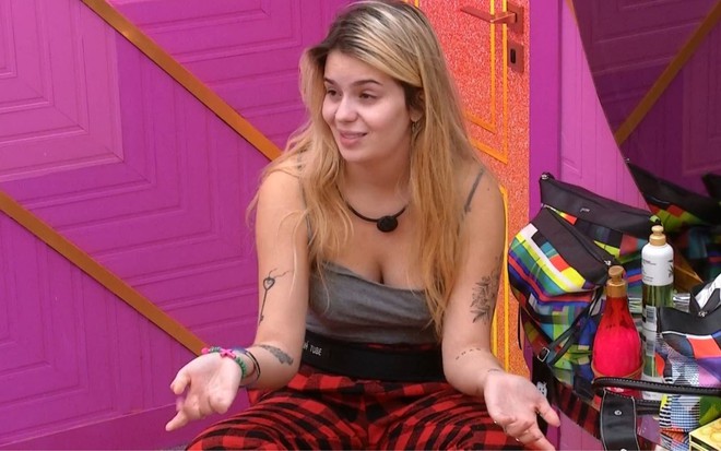 Imagem de Viih Tube, de pijama, no camarim do BBB21