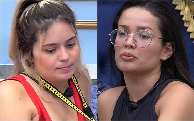 Viih Tube olha para baixo, está com o cabelo preso e usa top vermelho; Juliette olha para baixo, usa óculos de grau e regata preta