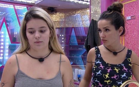 Viih Tube e Juliette em conversa no banheiro do BBB21, da Globo