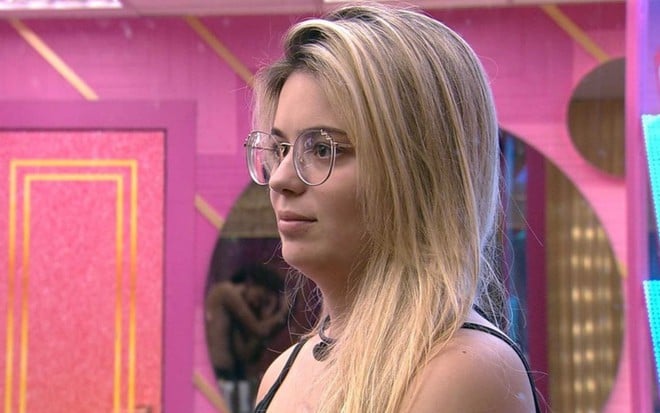 Imagem de Viih Tube na frente do banheiro rosa do BBB21