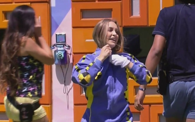 Imagem de Carla Diaz tirando a roupa de dummy em retorno ao BBB21