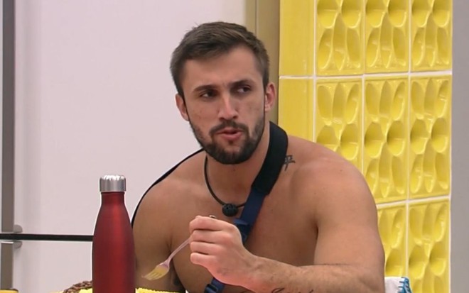 Arthur Picoli comendo na Xepa do BBB21, da Globo