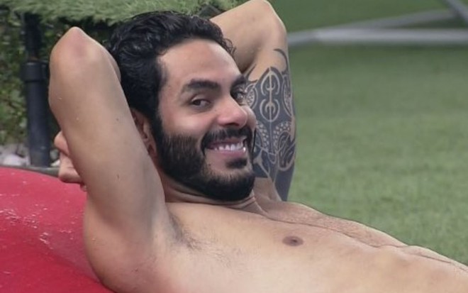 Imagem de Rodolffo Matthaus rindo na área externa do BBB21