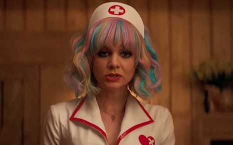 Carey Mulligan fantasiada de enfermeira em cena do filme Bela Vingança