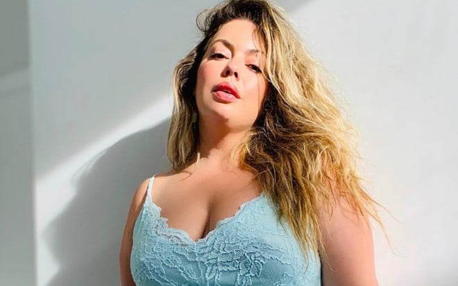 A modelo plus size Fluvia Lacerda posa para foto publicada em seu Instagram