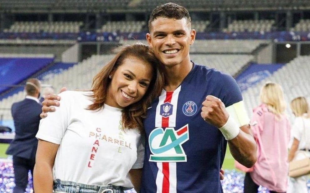 Imagem de Belle Silva e Thiago Silva dentro do Stade de France após jogo do Paris Saint-Germain