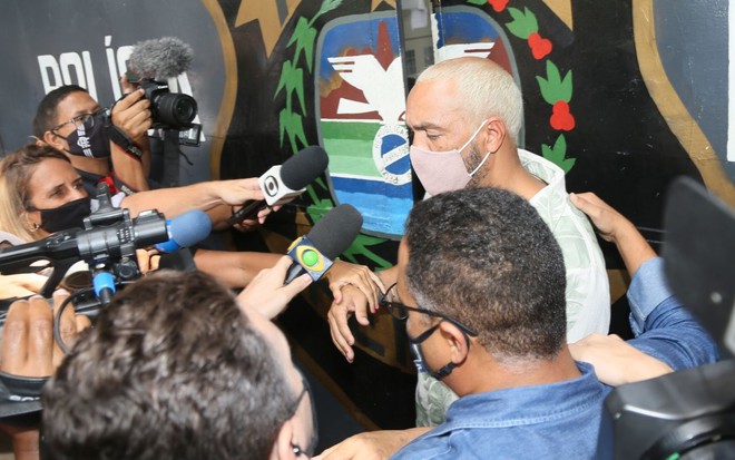 Belo cercado pela imprensa na saída da Polinter, no Rio de Janeiro