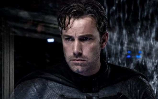 Ben Affleck de uniforme do Batman em cena do filme Batman vs Superman: A Origem da Justiça