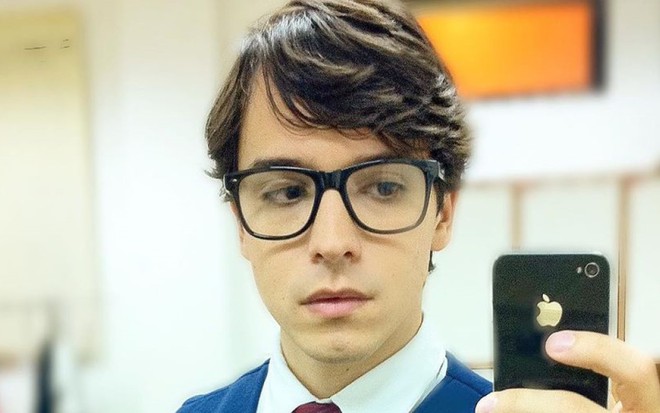 Beni Falcone como Téo em Rebelde, na Record
