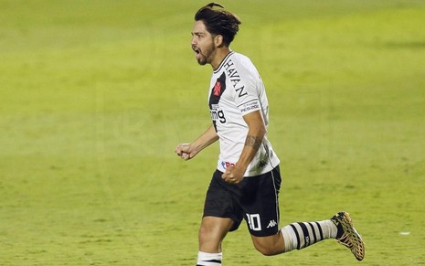 Meio-campista argentino Benítez comemora gol pelo Vasco em jogo da Copa do Brasil