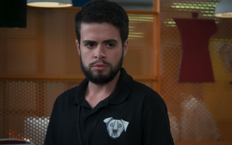 Bernardo de Assis, ator que interpreta Catatau, olha para frente desconfiado em cena de Salve-se Quem Puder