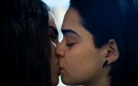 Lucía (Fernanda Urdapilleta) e Ale (Macarena García) se beijam pela primeira vez em 100 Días Para Enamorarnos