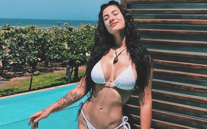 Imagem de Bianca Andrade, a Boca Rosa, aproveitando piscina de hotel