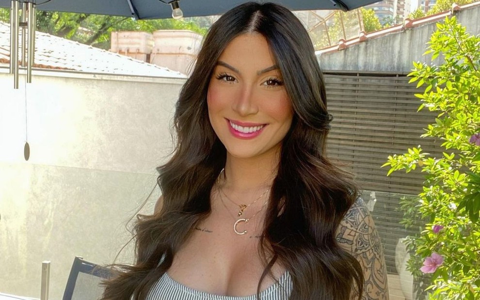 Bianca Andrade em foto no Instagram, sorrindo, grávida de quatro meses