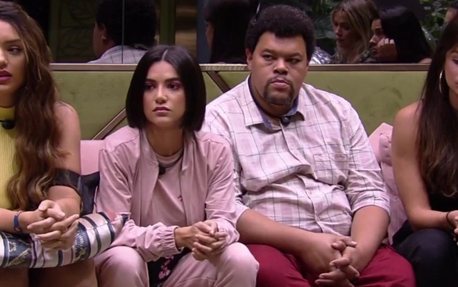 Rafa Kaliman, Babu Santana, Babu Santana e Mari Gonzalez no sofá do BBB20, no domingo (5)