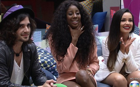 Fiuk, Camilla de Lucas e Juliette Freire no sofá da sala do confinamento da Globo; eles disputam enquete da final