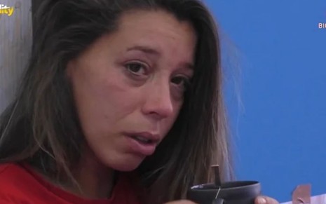 Imagem de Sónia de Jesus, participante do Big Brother Portugal, chorando no quarto da casa
