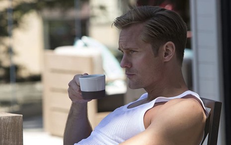 Alexander Skarsgård toma café sentado na varanda em cena de Big Little Lies
