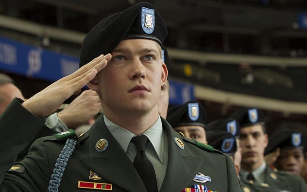 O ator Joe Alwyn em cena do filme A Longa Caminhada de Billy Lynn (2016)