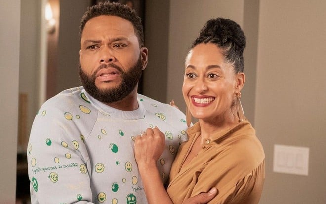 Assustado, Anthony Anderson abraça uma sorridente Tracee Ellis Ross em episódio da comédia Blackish