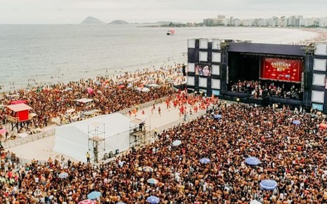Foto aérea do Bloco da Favorita, realizado no Rio de Janeiro, no domingo (12)