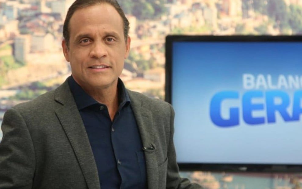 O apresentador José Eduardo, conhecido como Bocão, no estúdio do Balanço Geral na TV Itapoan