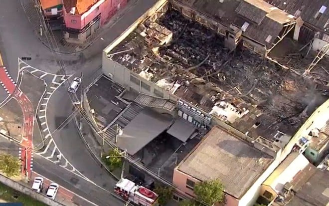 Imagens do galpão na Barra Funda totalmente destruído após o incêndio