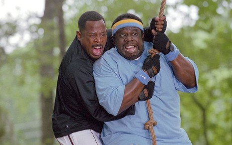 Martin Lawrence e Cedric the Entertainer gritam e se penduram em uma corda em cena de O Bom Filho à Casa Torna (2008)