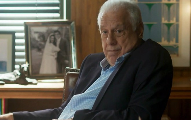 O ator Antonio Fagundes em cena como o personagem Alberto de Bom Sucesso, novela das sete da Globo