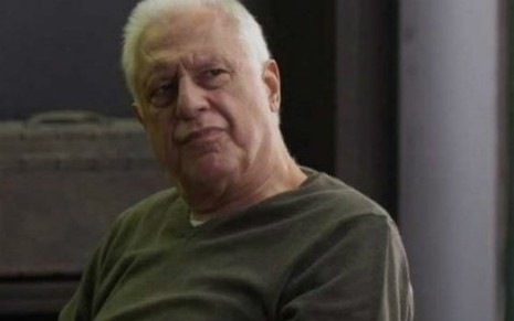 O ator Antonio Fagundes faz careta em cena da novela Bom Sucesso, da Globo, na qual interpreta o moribundo Alberto