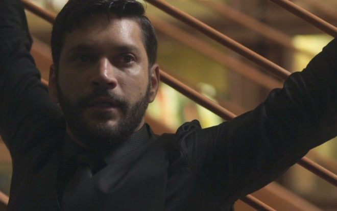 O ator Armando Babaioff em cena como o personagem Diogo em Bom Sucesso