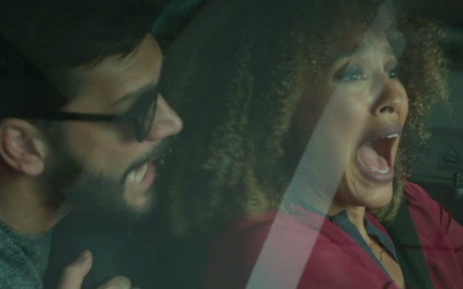 Os atores Armando Babaioff e Sheron Menezzes em cena de Bom Sucesso, novela das sete da Globo